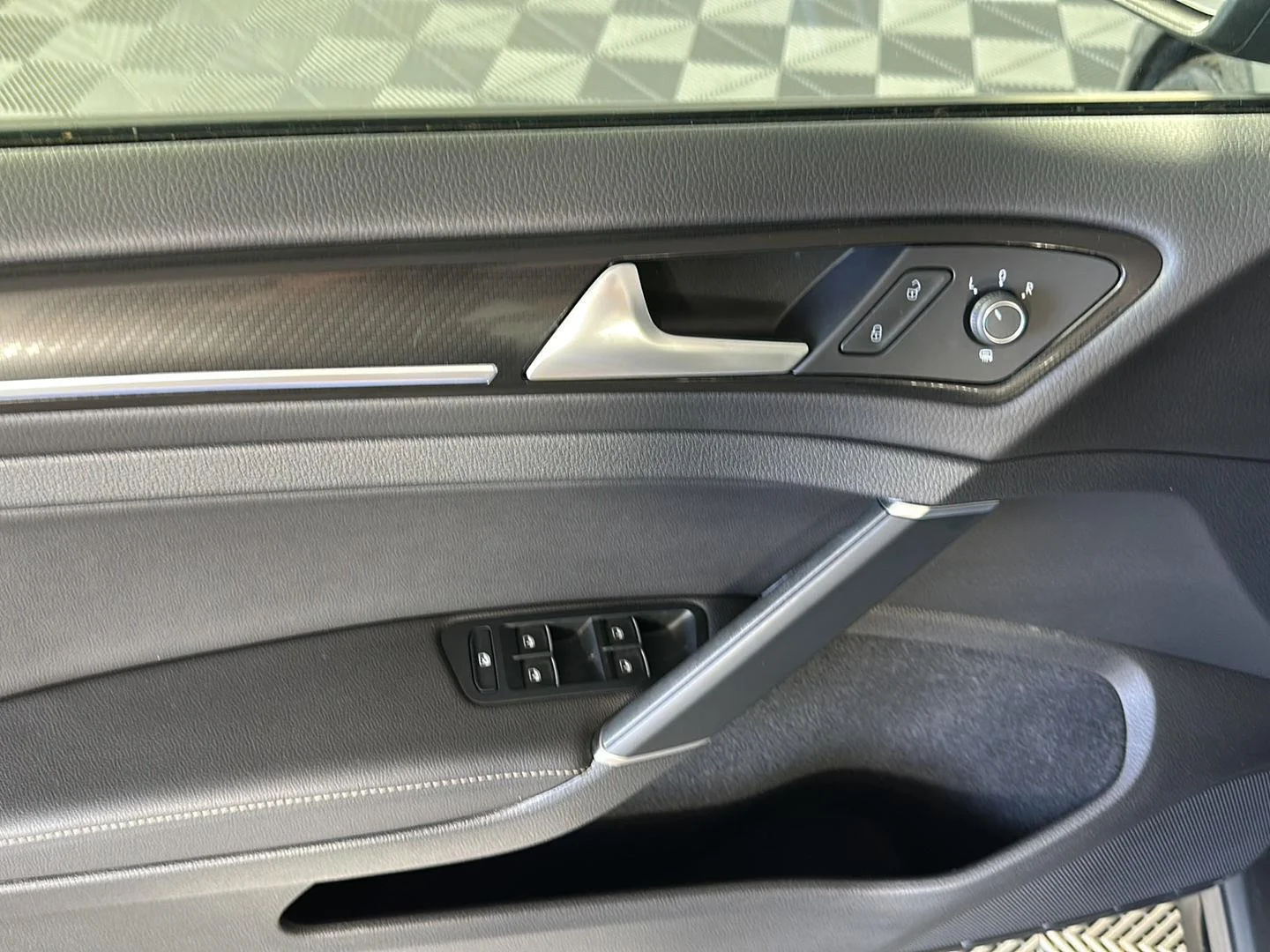 Used 2019 Indium Gray Metallic Volkswagen 4Motion image 23
