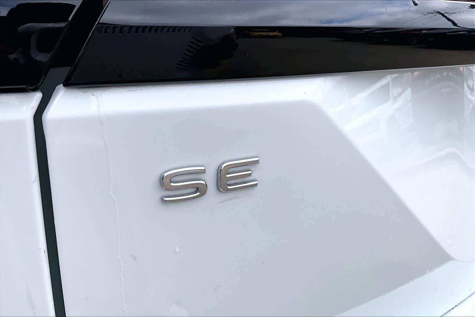 Used 2024 Pure White Volkswagen 2.0T Peak Edition SE w/Technology image 31