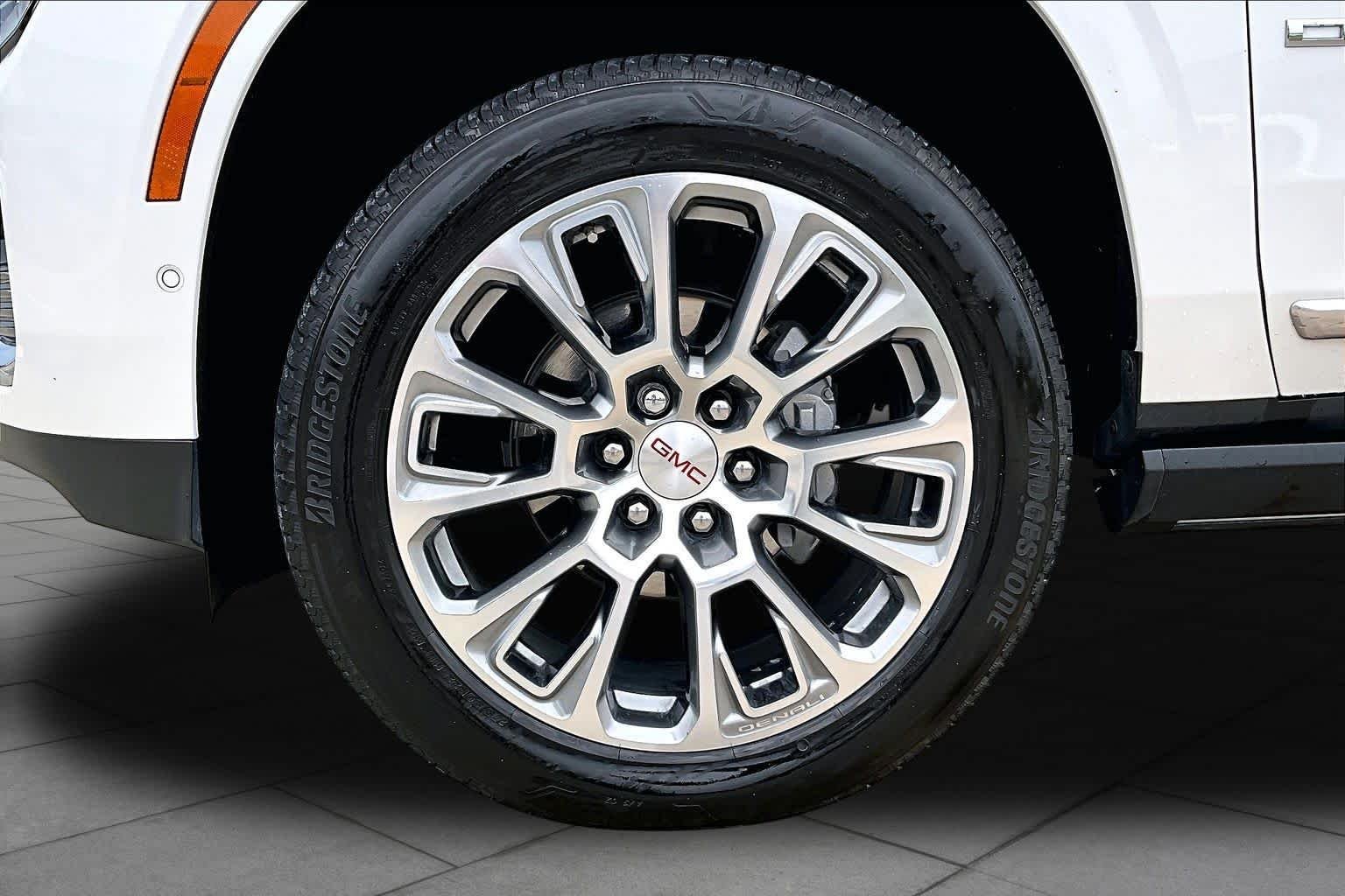 Used 2025 White Frost Tricoat GMC Denali image 11
