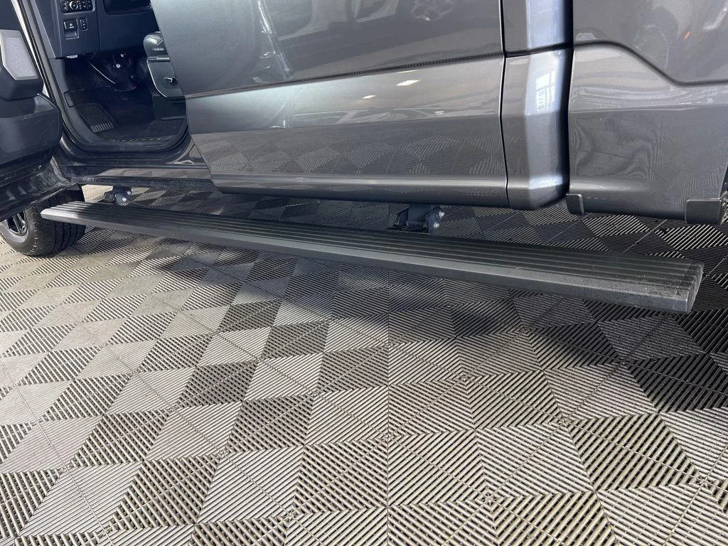 Used 2025 Gray Metallic Ford Platinum image 33