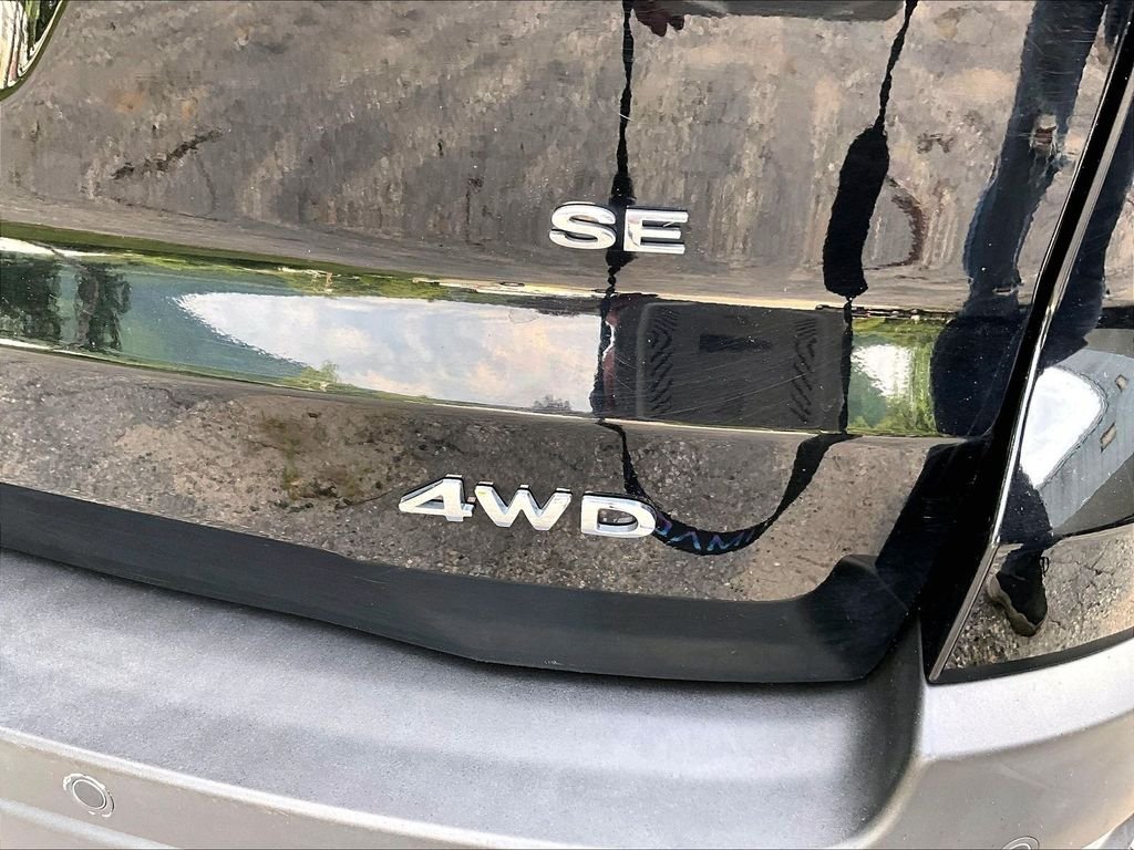 Used 2019 Shadow Black Ford SE image 28