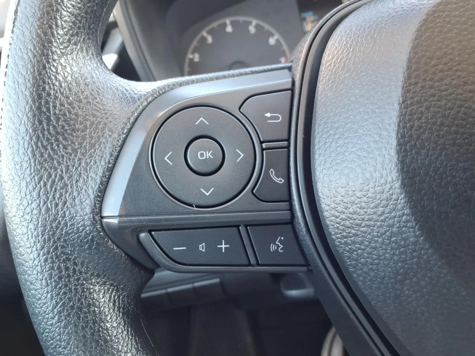 Used 2025 Wind Chill Pearl Toyota LE image 22