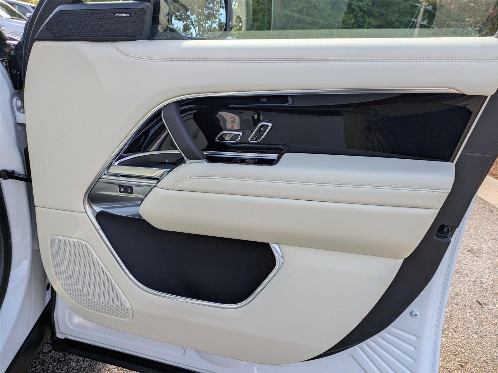 New 2026 Fuji White LAND ROVER SE 7 Seats image 33