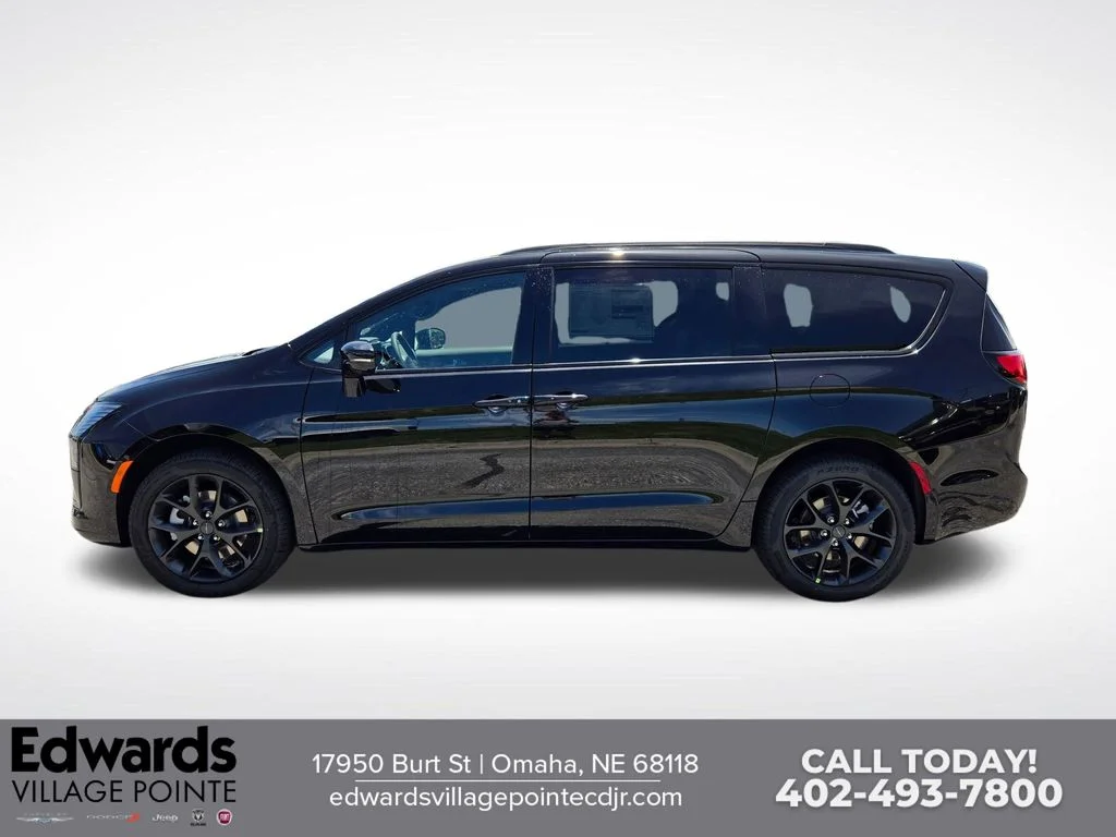 New 2027 Diamond Black Crystal Pearl-Coat Exterior Paint Chrysler Limited image 6