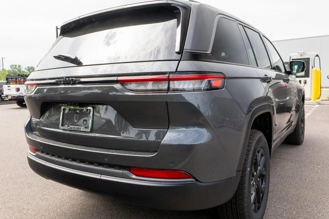 New 2026 Baltic Gray Metallic Clear-Coat Exterior Paint Jeep Altitude image 5