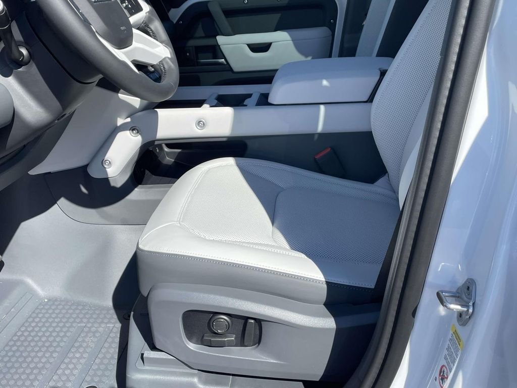 New 2026 Fuji White Land Rover S image 12