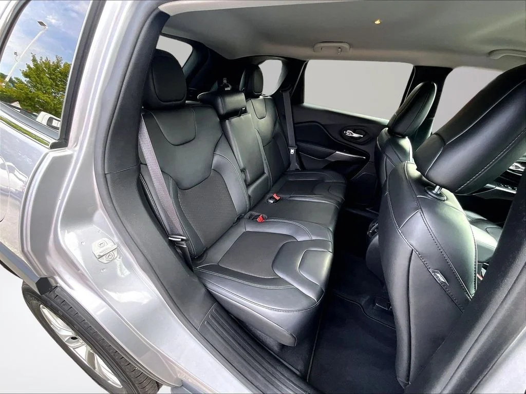 Used 2021 Silver Jeep Latitude Plus image 28
