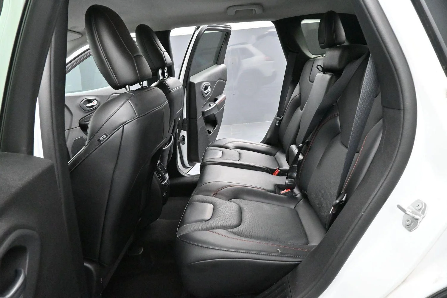 Used 2022 Bright White Clearcoat Jeep Trailhawk image 29