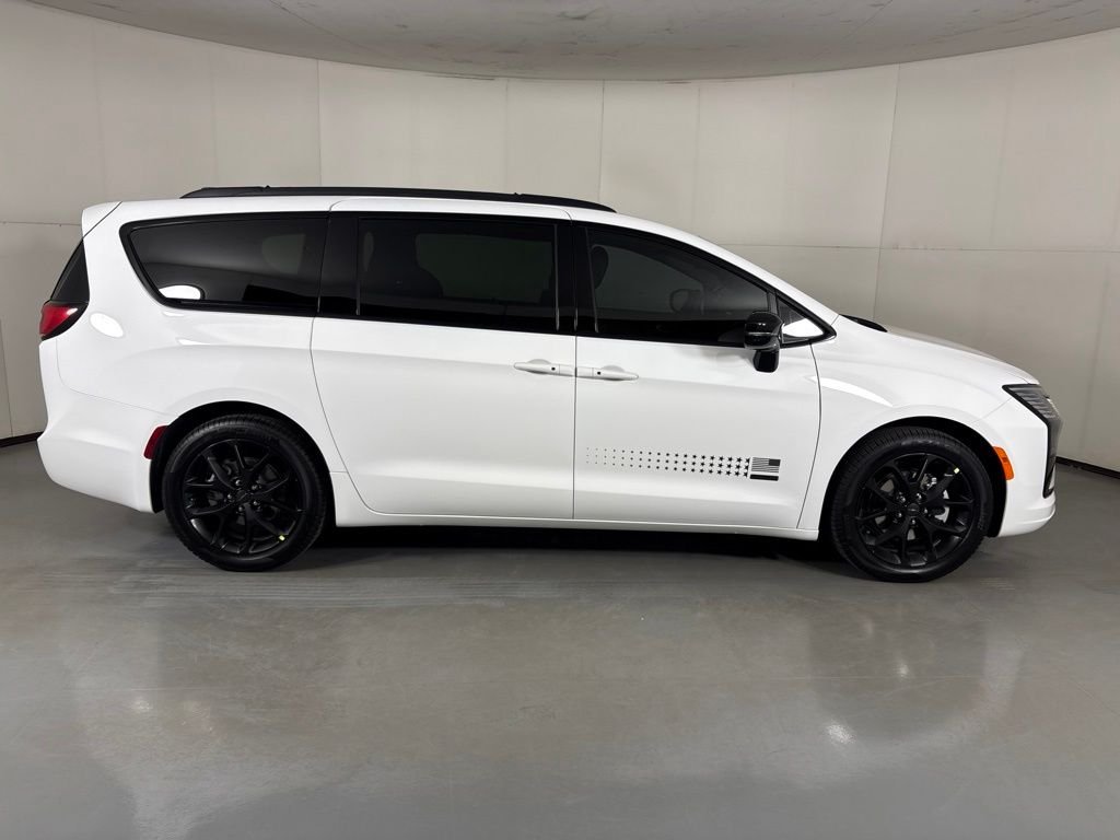 New 2027 Bright White Clear-Coat Exterior Paint Chrysler Select image 9