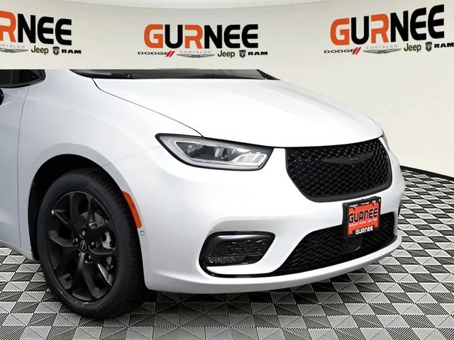 New 2026 Bright White Clear-Coat Exterior Paint Chrysler Select image 50