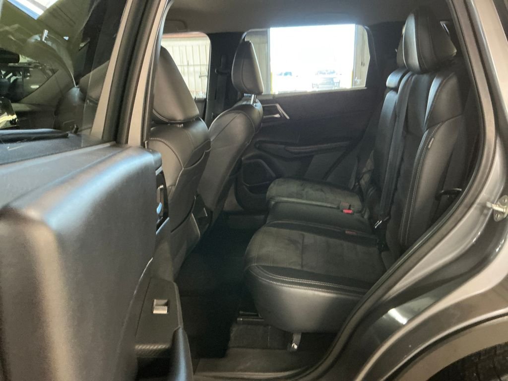 Used 2024  Mitsubishi SE image 25
