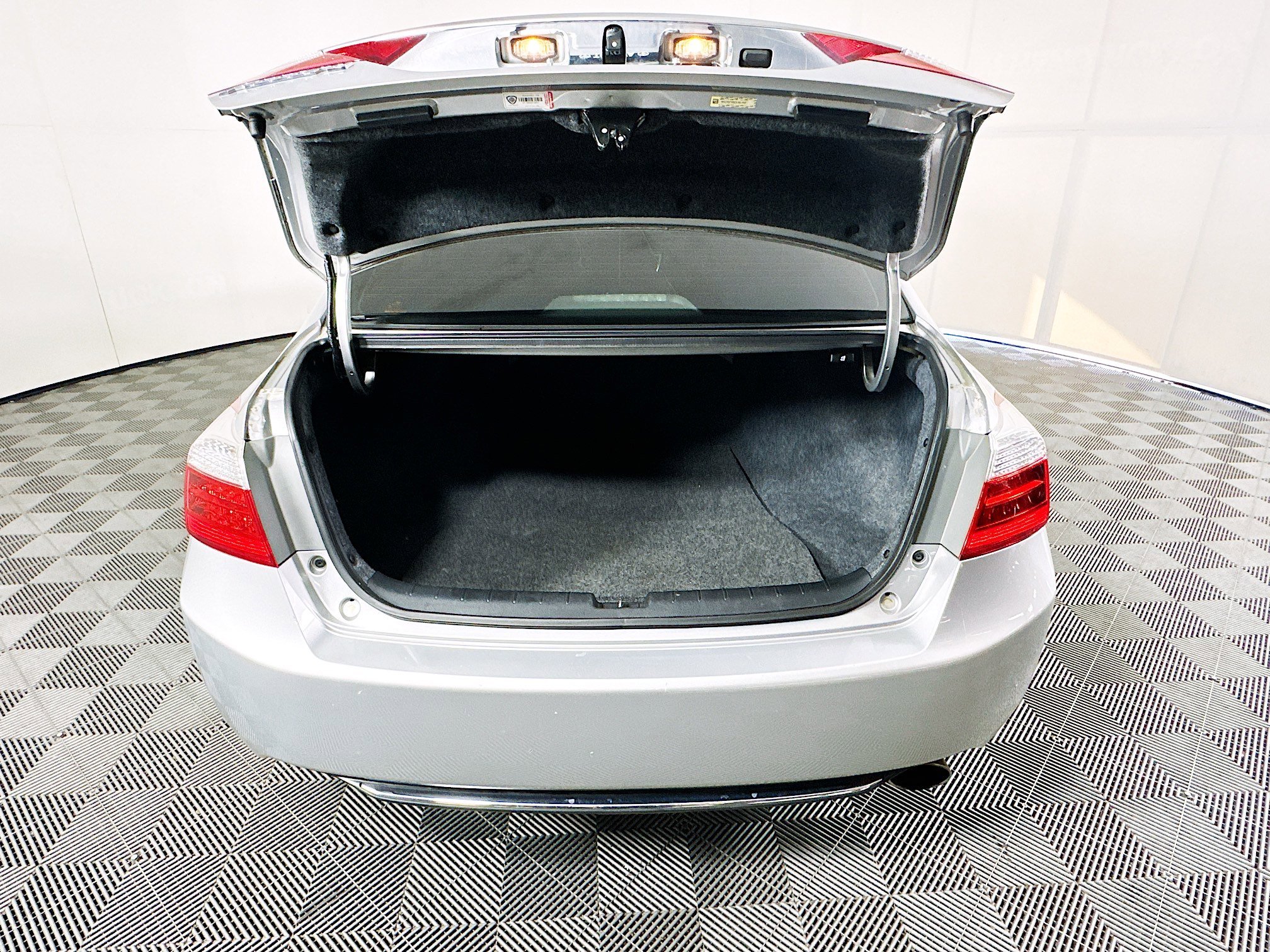 Used 2014 Silver Honda EX-L image 31
