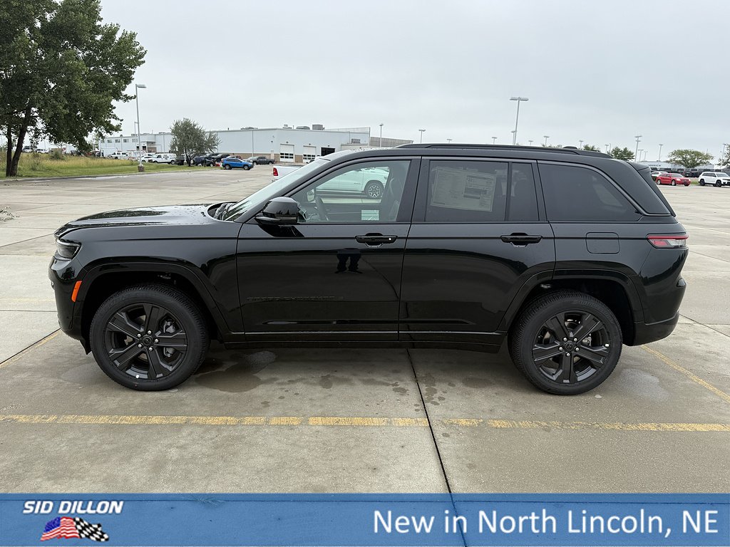 New 2027 High-Gloss Black Paint Jeep Limited Reserve image 2