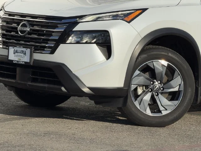 Used 2025 White/off-white Nissan SV FWD image 7
