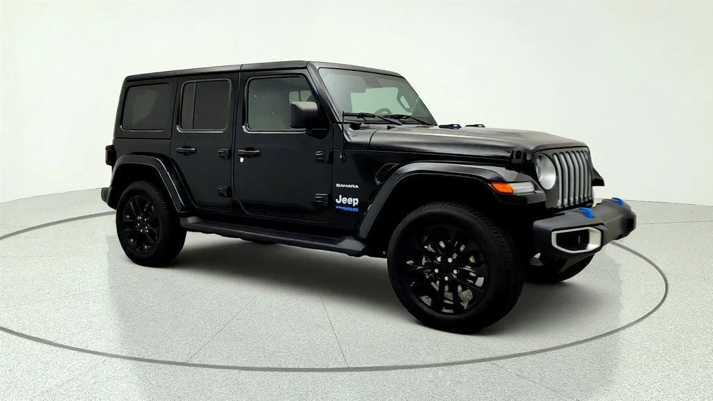 Used 2022 Black Clearcoat Jeep Unlimited Sahara 4x4 w/ Cold Weather, Safety & Adv Safety Groups image 3