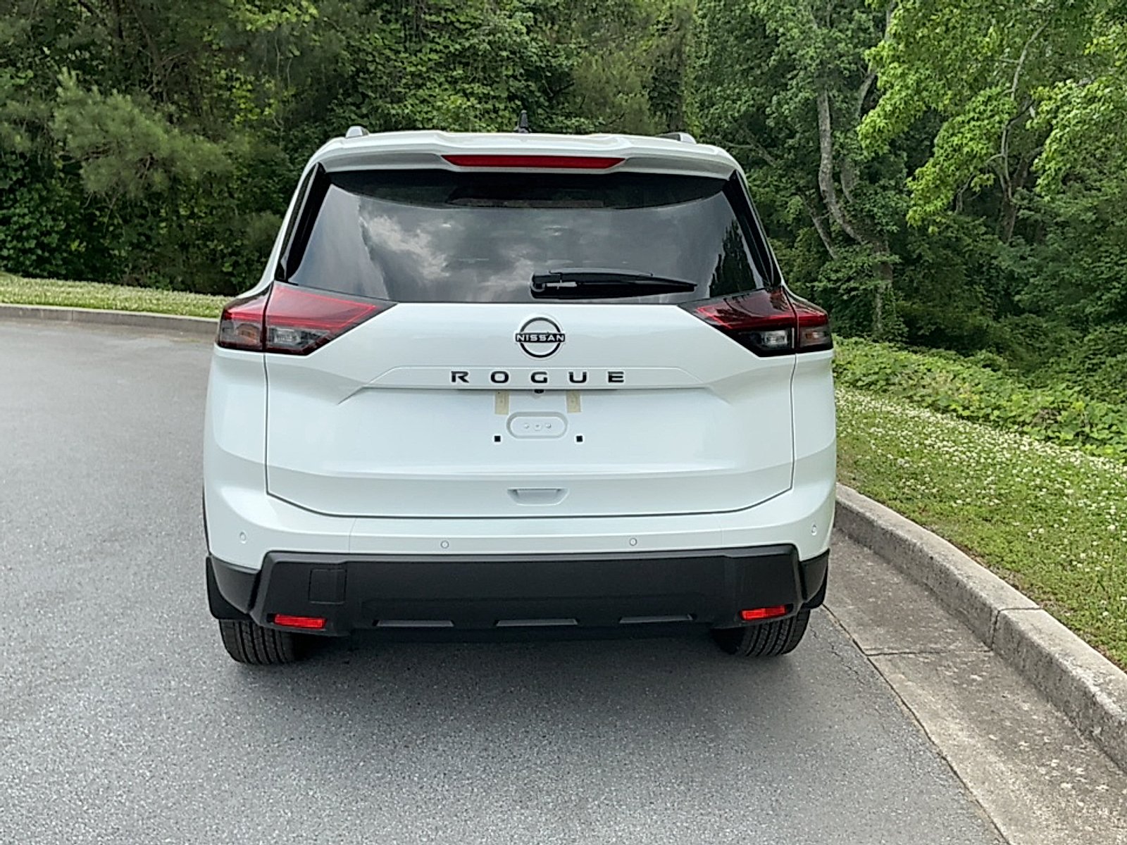 New 2026 Everest White Pearl Tricoat Nissan Dark Armor image 16