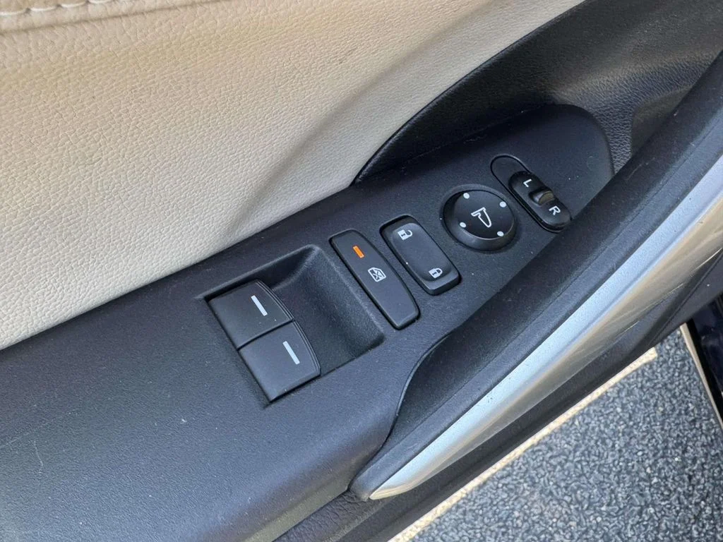 Used 2016  Honda Touring image 27