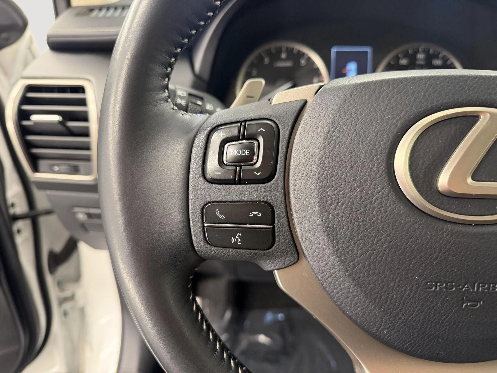 Used 2019 Eminent White Pearl Lexus Base image 13