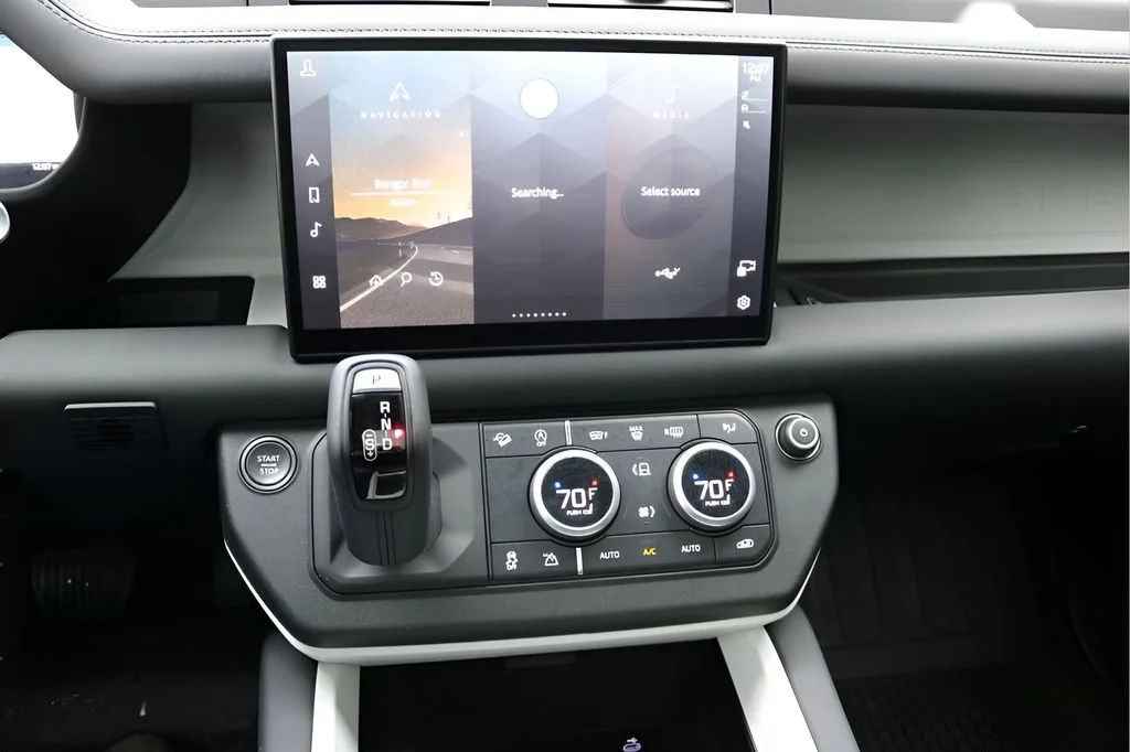 Used 2025 White Land Rover S image 24