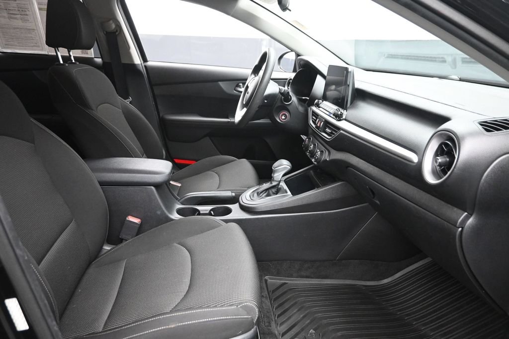 Used 2021 Black Kia FE image 9