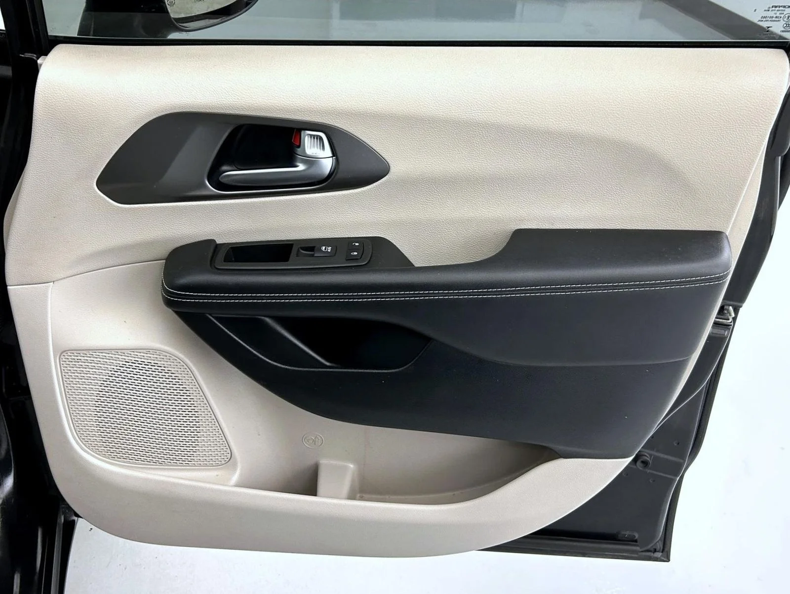 Used 2022 Black Chrysler Touring L image 16