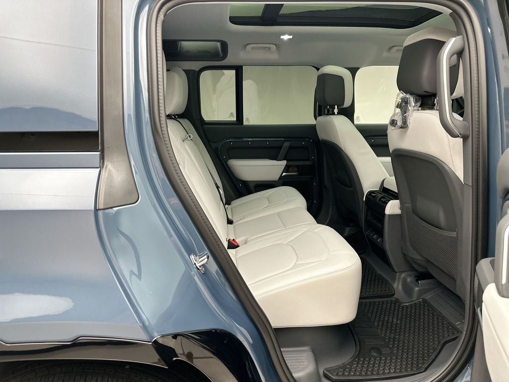 New 2026 Tasman Blue Metallic Land Rover X-Dynamic SE image 7