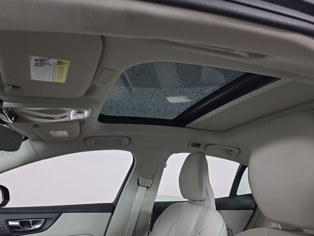 Used 2019 Black / Stone Volvo T5 Momentum image 23