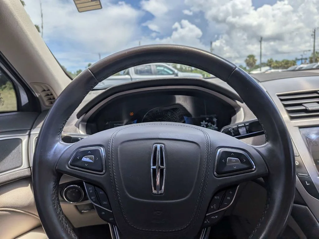 Used 2017 White Lincoln Premiere image 21