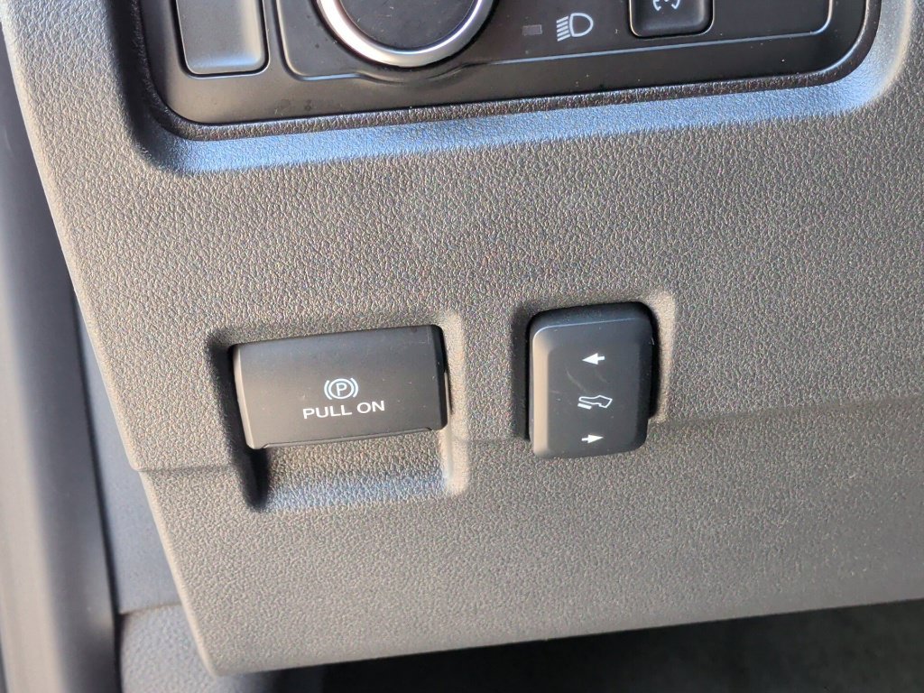 Used 2024 Iconic Silver Metallic Ford Lariat image 17