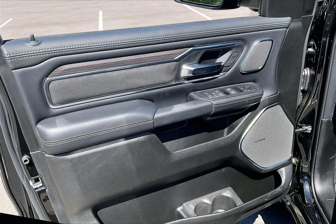 New 2026 Diamond Black Crystal Pearl-Coat Exterior Paint RAM Laramie image 29