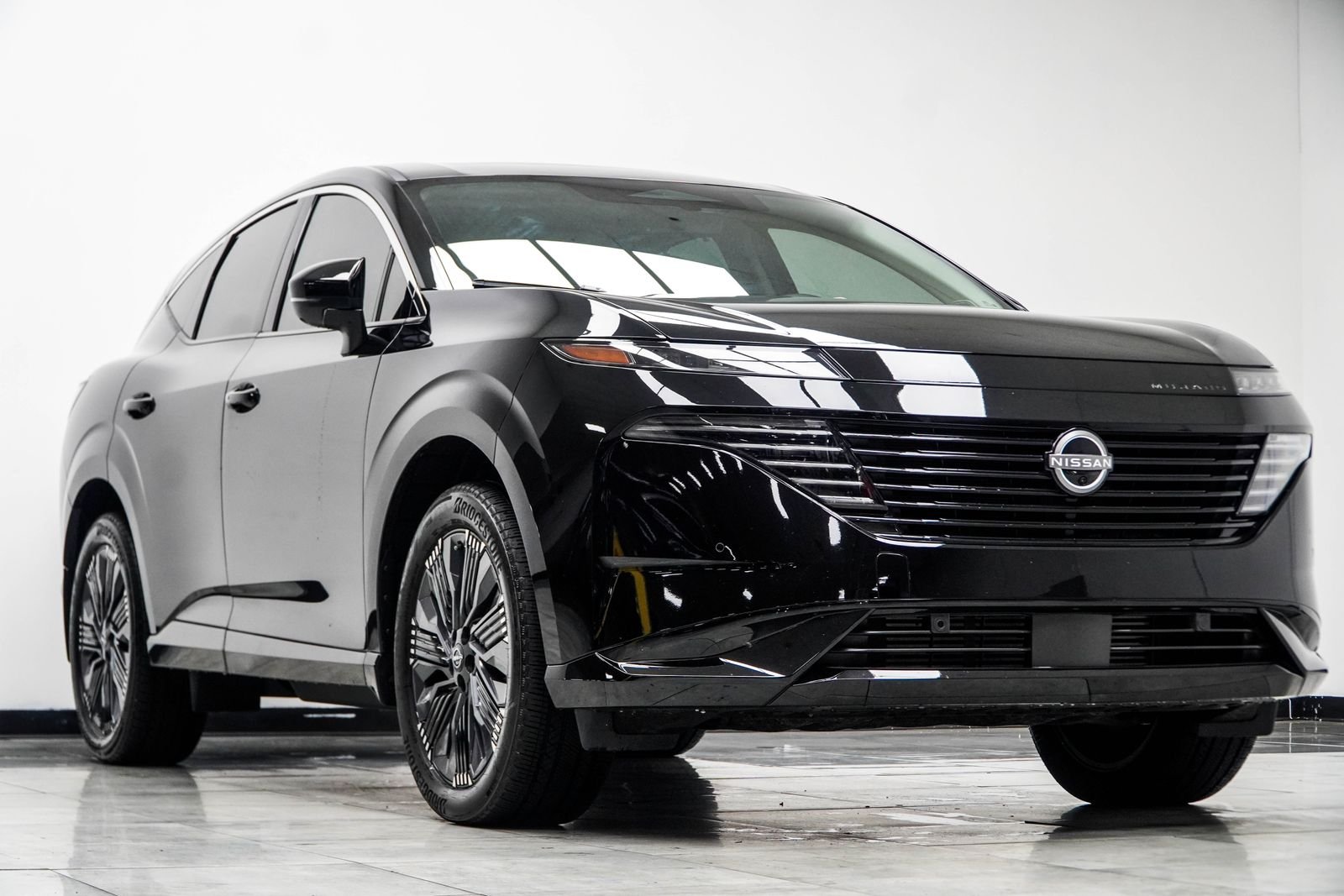 Used 2025 Black Nissan Platinum image 4