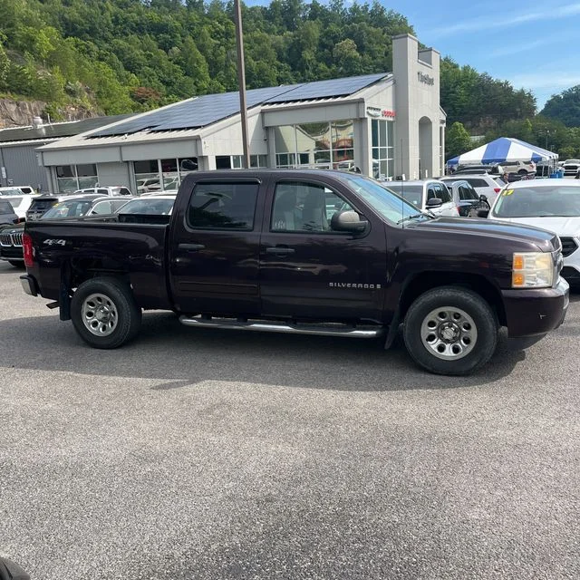 Used 2008 Red Chevrolet LS image 7