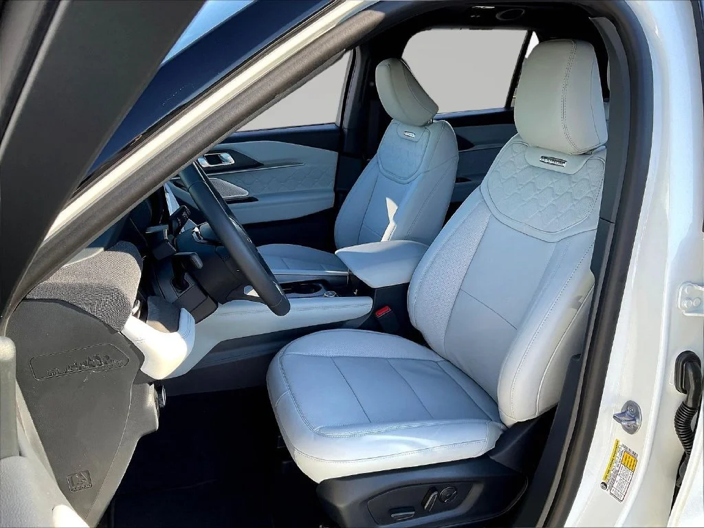 New 2027 Star White Metallic Tri-Coat Ford Platinum™ image 30