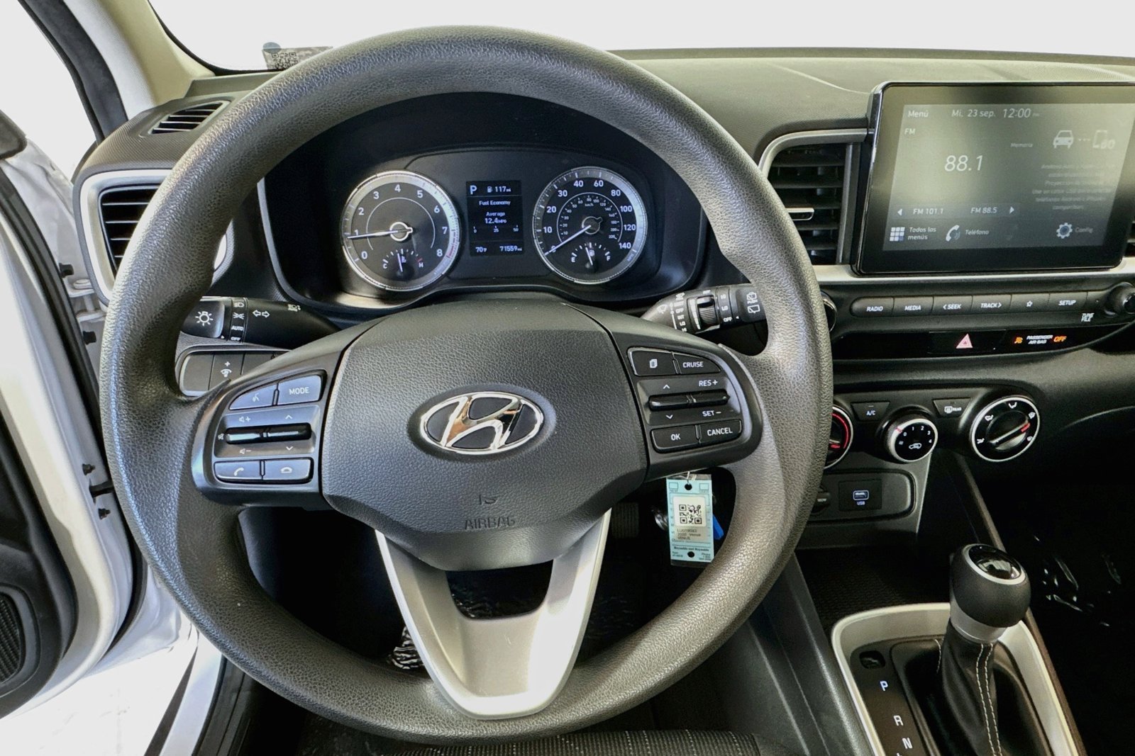 Used 2020 Ceramic White Hyundai SE image 11