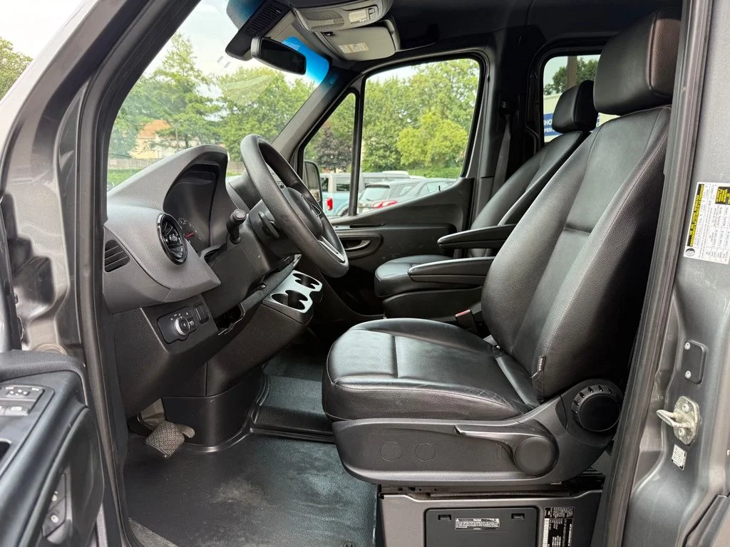 Used 2021  Mercedes-Benz Crew 144 WB image 22