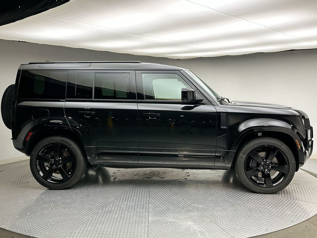 New 2026 Santorini Black Land Rover X-Dynamic SE image 4