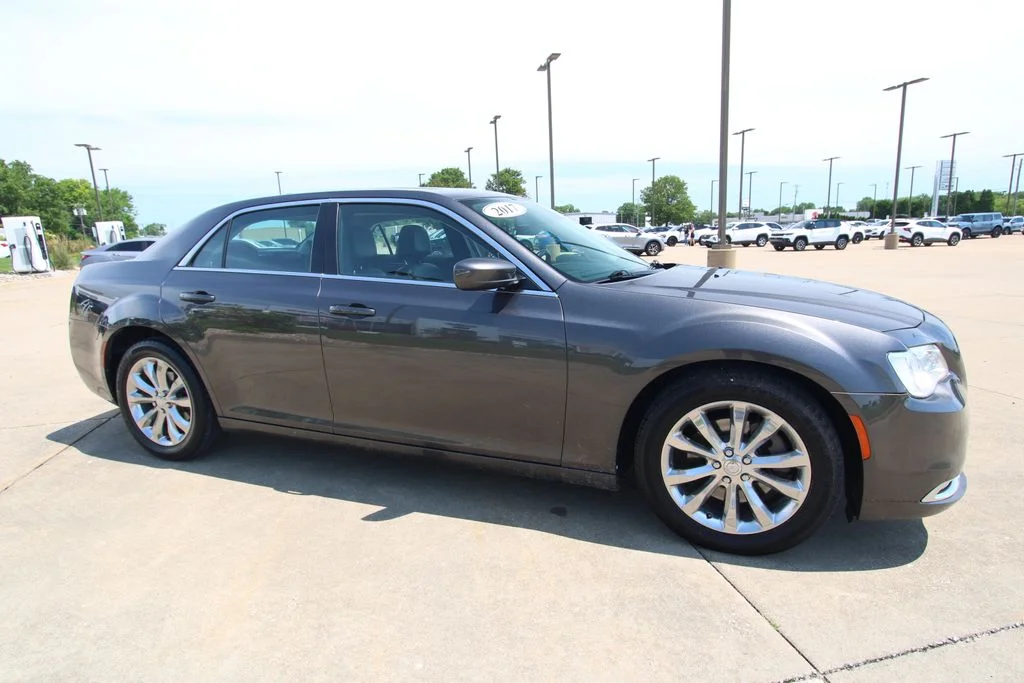 Used 2017 Gray Chrysler Limited image 3