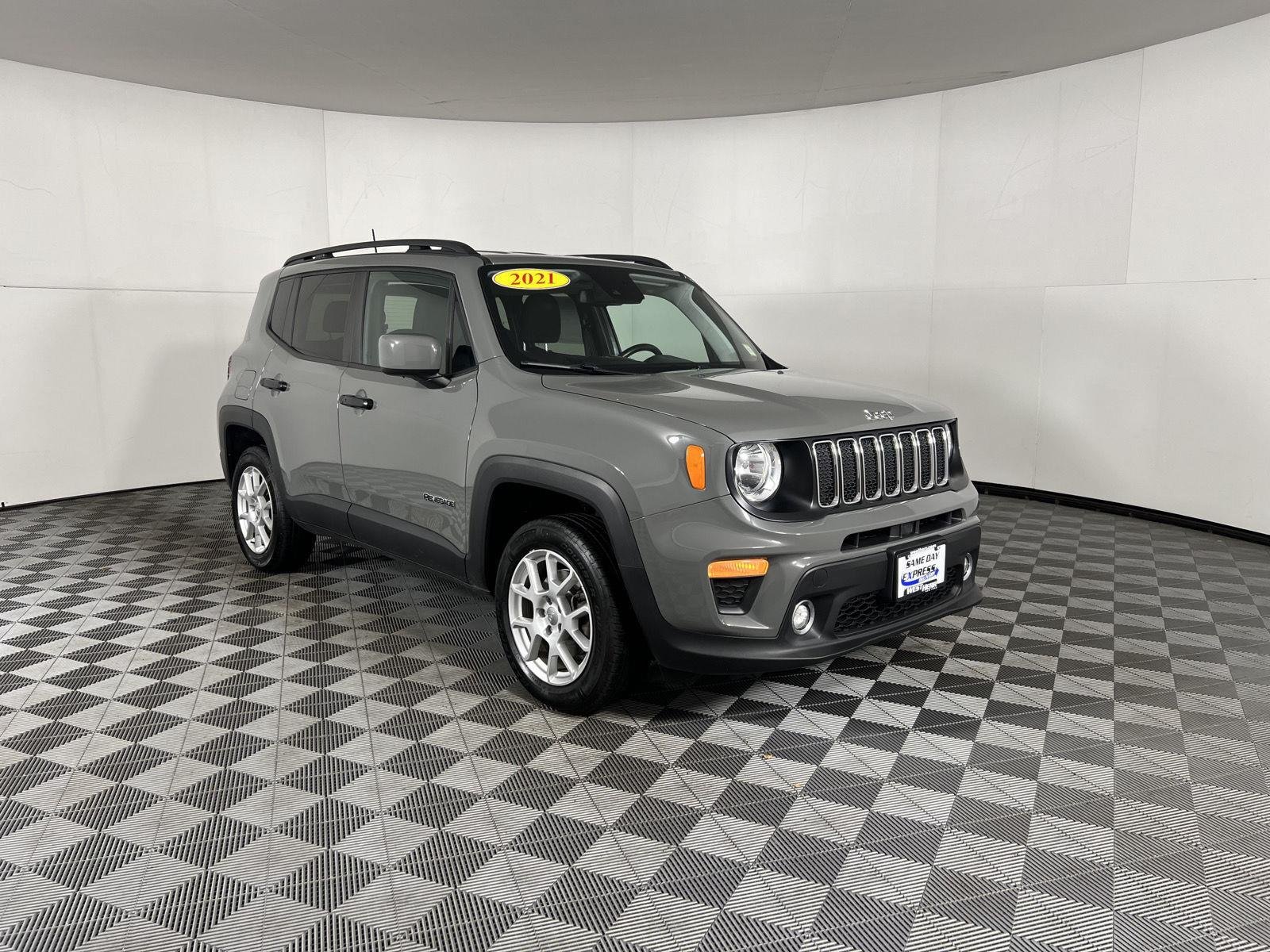 Used 2021  Jeep Latitude image 19