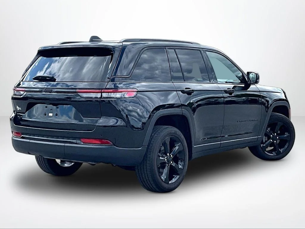 Used 2023 Black Jeep Altitude X image 3