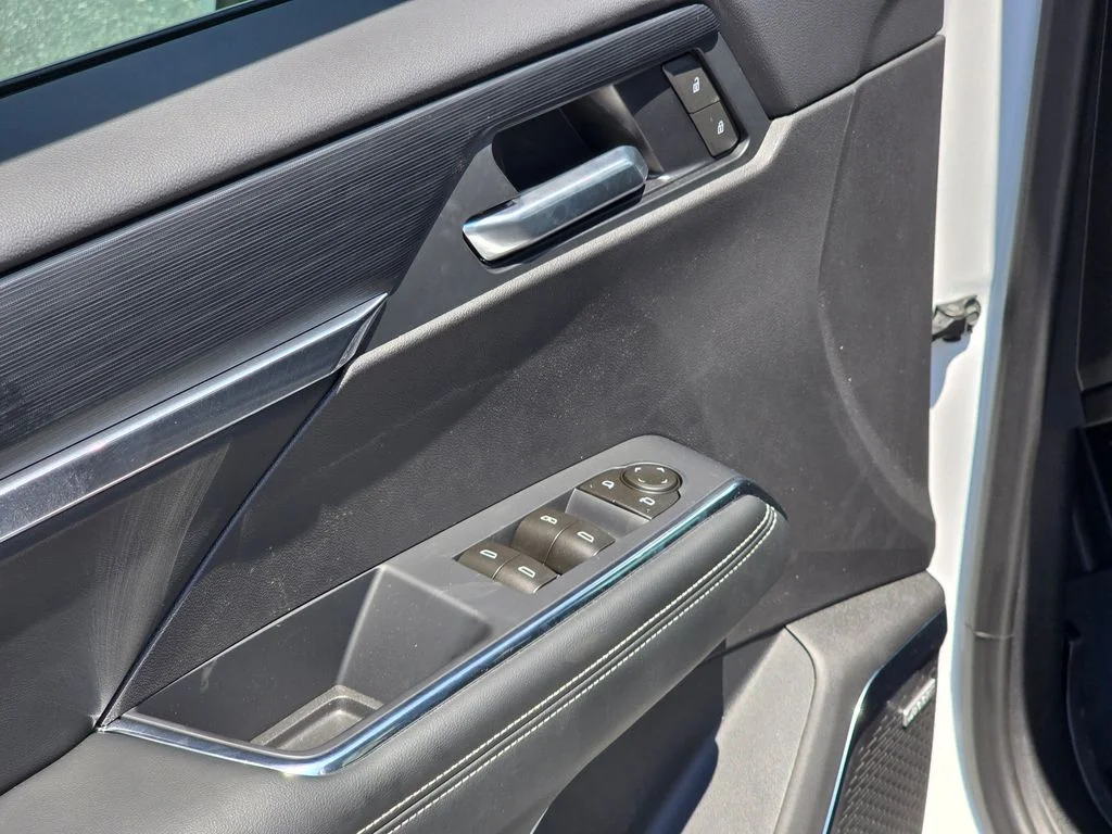 New 2026 White GMC Elevation image 35
