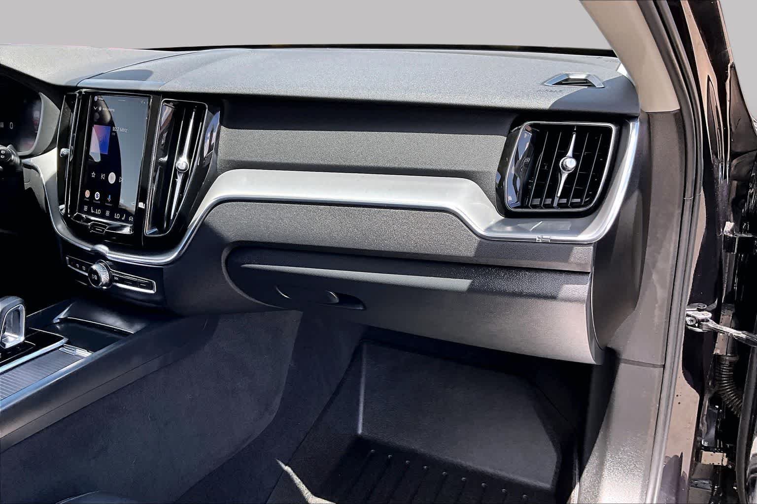 Used 2024 Onyx Black Metallic Volvo Core Dark Theme image 19