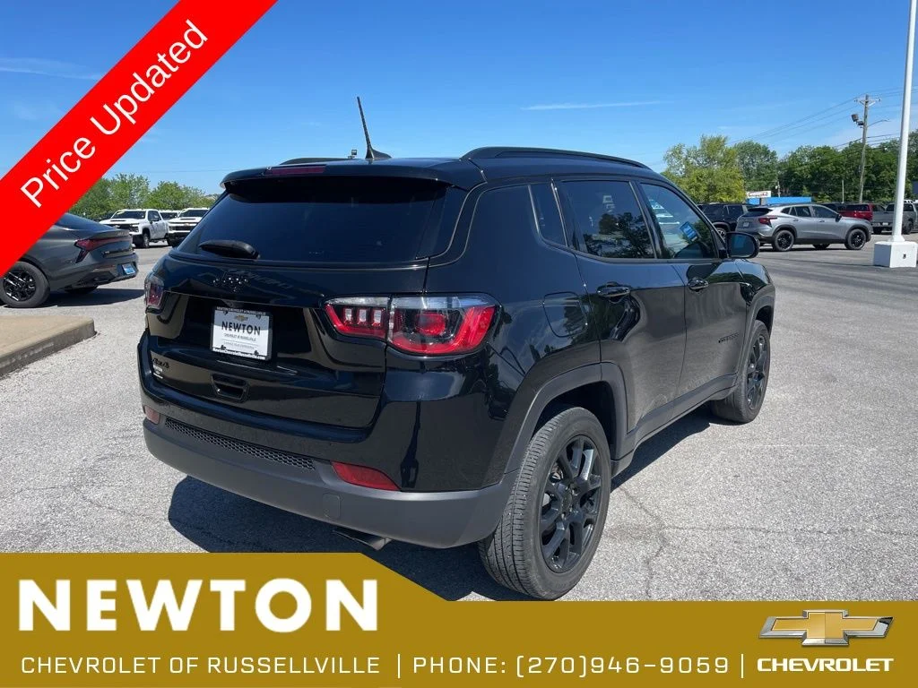 Used 2022 Diamond Black Jeep Latitude image 40