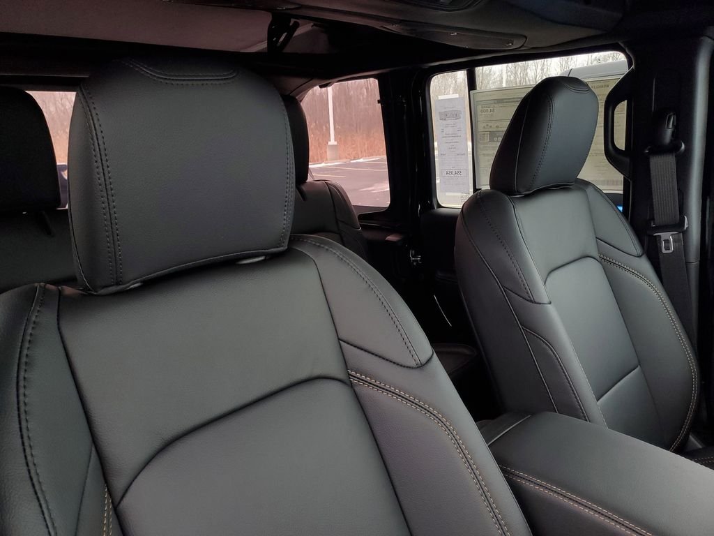 New 2026 Black Clear-Coat Exterior Paint Jeep Sahara image 19