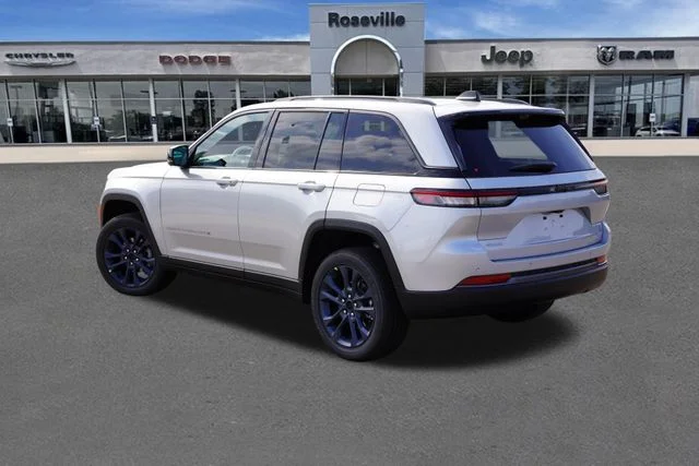 New 2026 Silver Zynith Exterior Paint Jeep Limited image 5