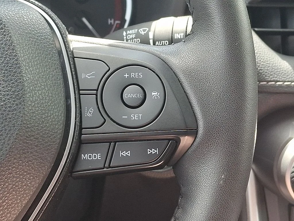2025 Toyota RAV4 XLE - Photo 22