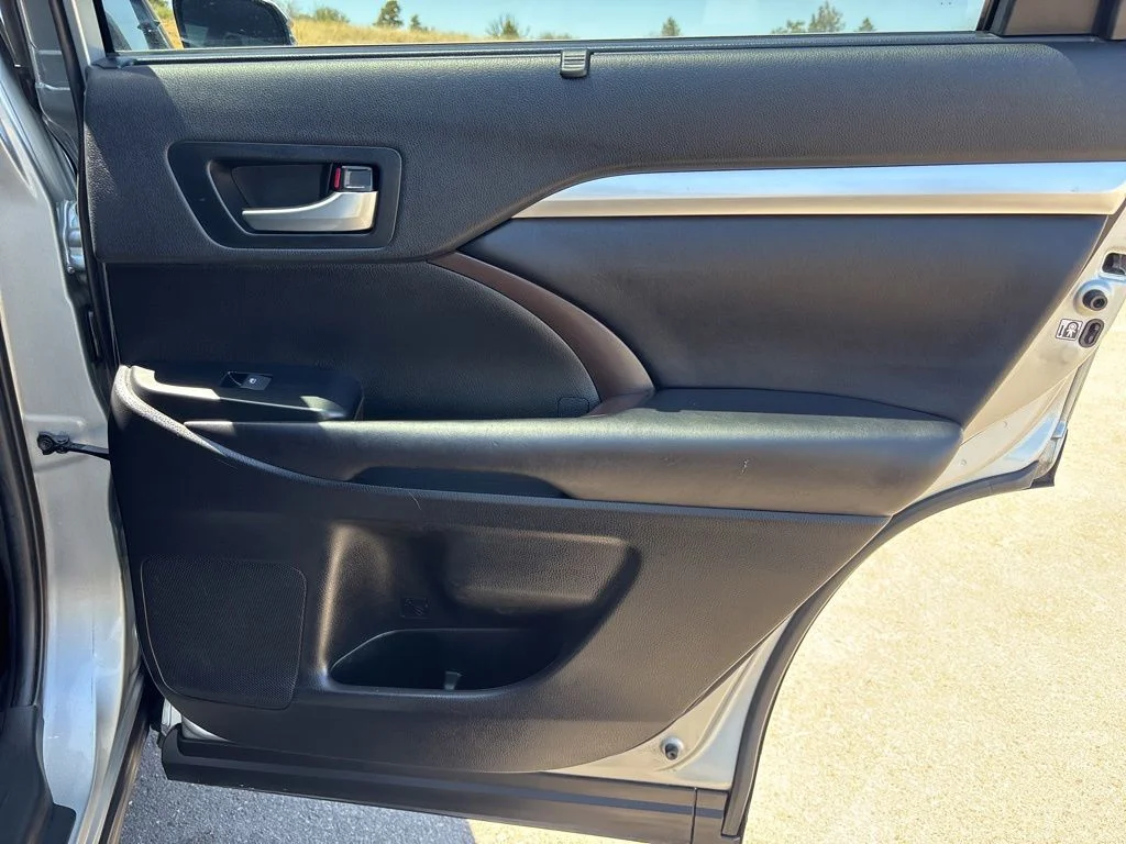 Used 2019 Silver Toyota XLE image 13