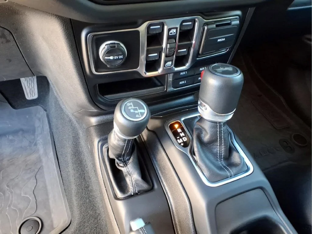 Used 2024 Silver Jeep Sahara image 28