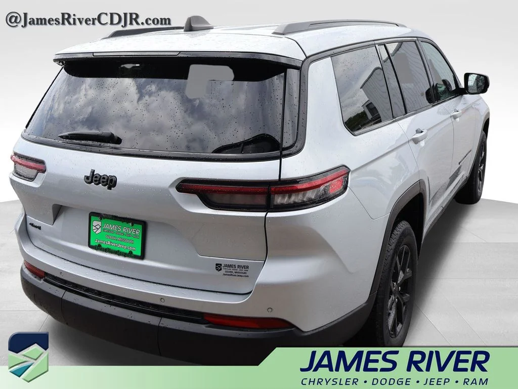 Used 2024 Silver Jeep Altitude image 5
