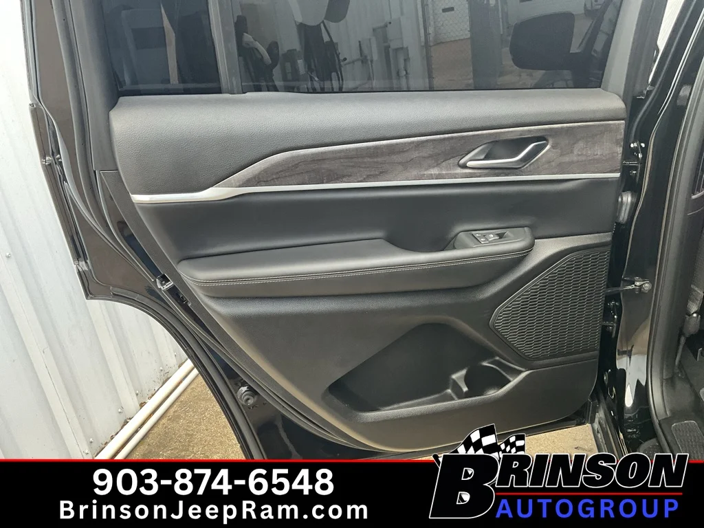 Used 2025 Diamond Black Crystal Pearlcoat Jeep Limited image 18