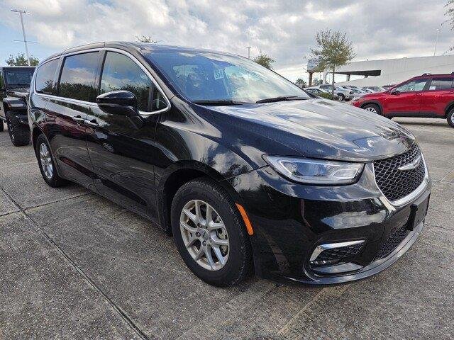 Used 2024 Diamond Black Crystal Pearlcoat Chrysler Touring L image 3